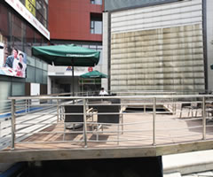 Terrace of one of Starbucks in Shanghai (image)